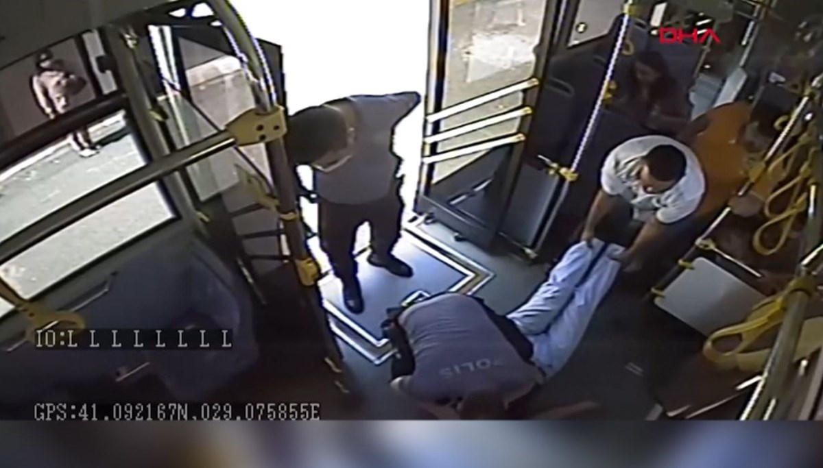 Polis otobüste kalp krizi geçiren yolcuya kalp masajı yaptı