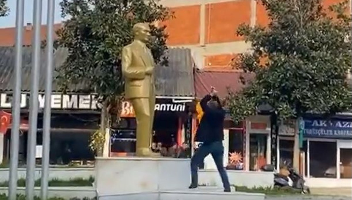 Sakarya'da Atatürk heykeline balyozlu saldırı Sakarya'da Atatürk heykeline balyozlu saldırı