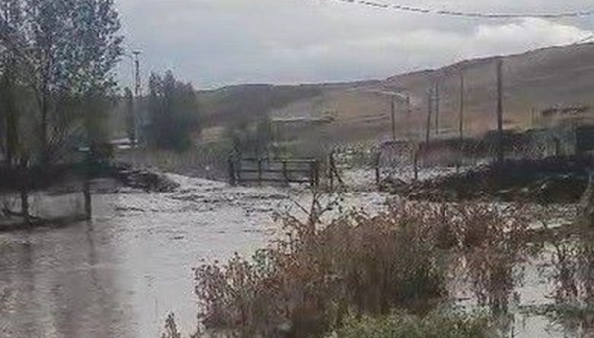 Kars'ta sel: Ev ve ahırları su bastı