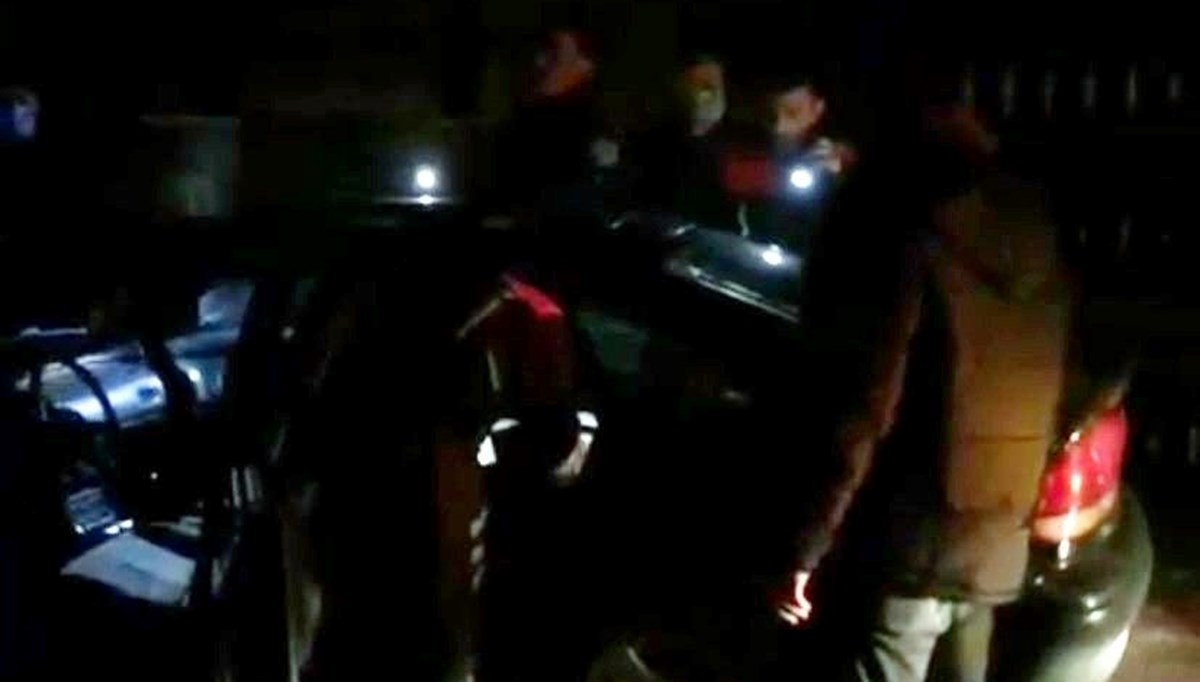 4 aylık bebeklerini arabada kilitleyip alışverişe gittiler