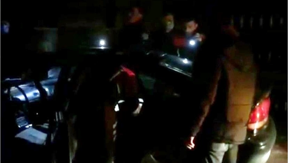 4 aylık bebeklerini arabada kilitleyip alışverişe gittiler