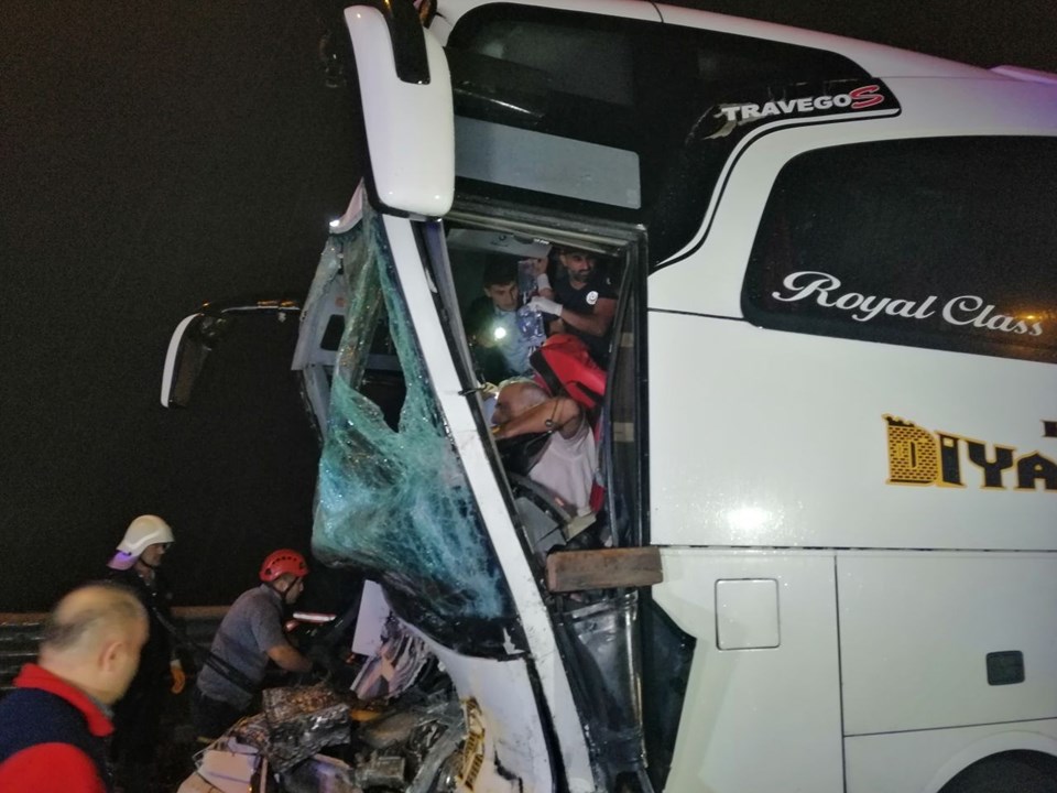Anadolu Otoyolu'nda yolcu otobüsü ile TIR çarpıştı: 37 yaralı - 1