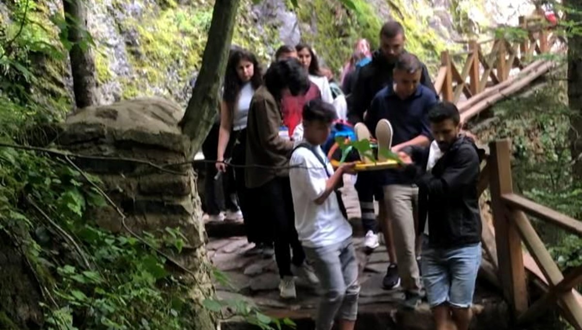 Sümela Manastırı'na giden yola taş düştü: 2 kişi yaralandı