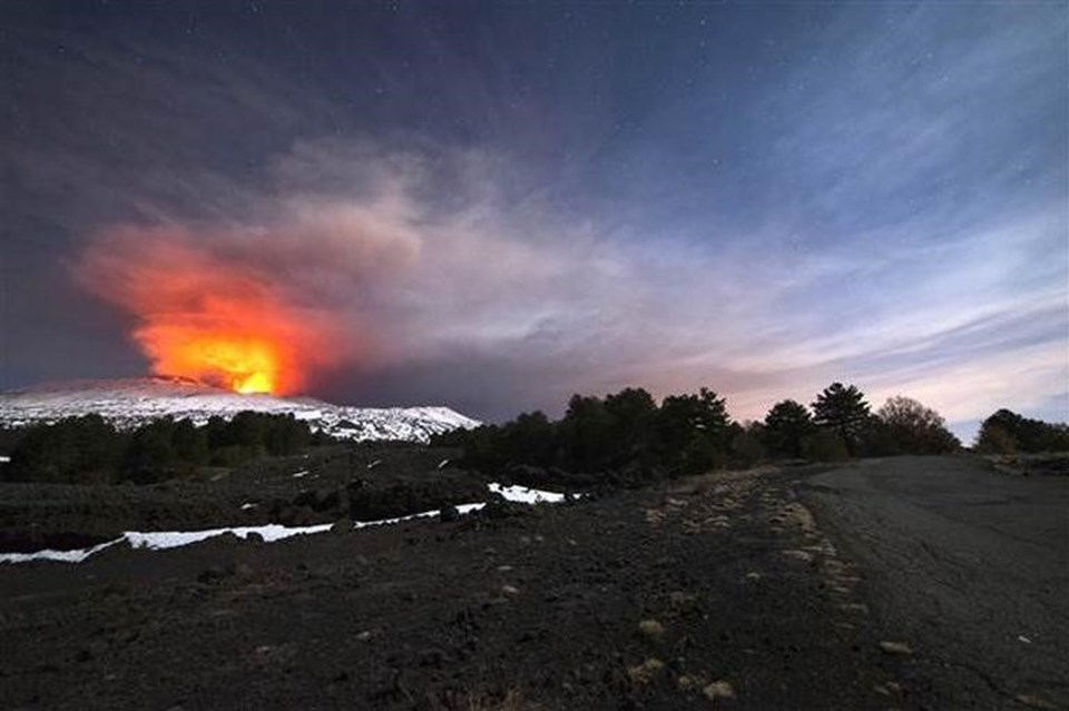 Etna yanardağında patlama: 10 yaralı - 1