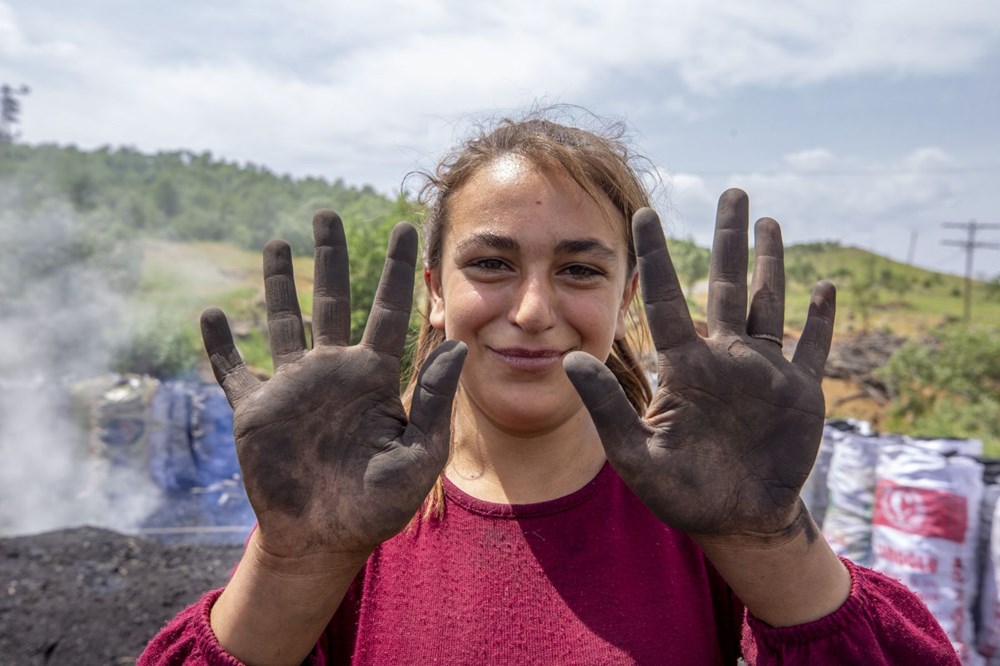 Ekmeklerini mangal kömüründen çıkarıyorlar - 8