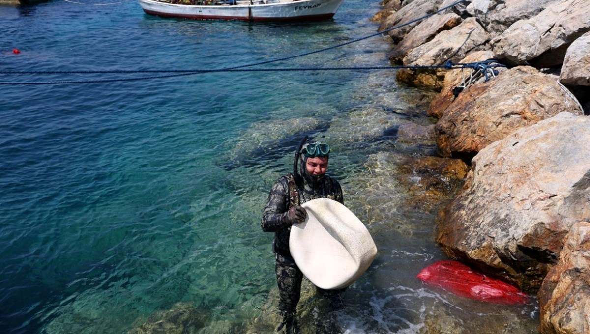 Bodrum'da dalgıçlar deniz dibi temizliği yaptı