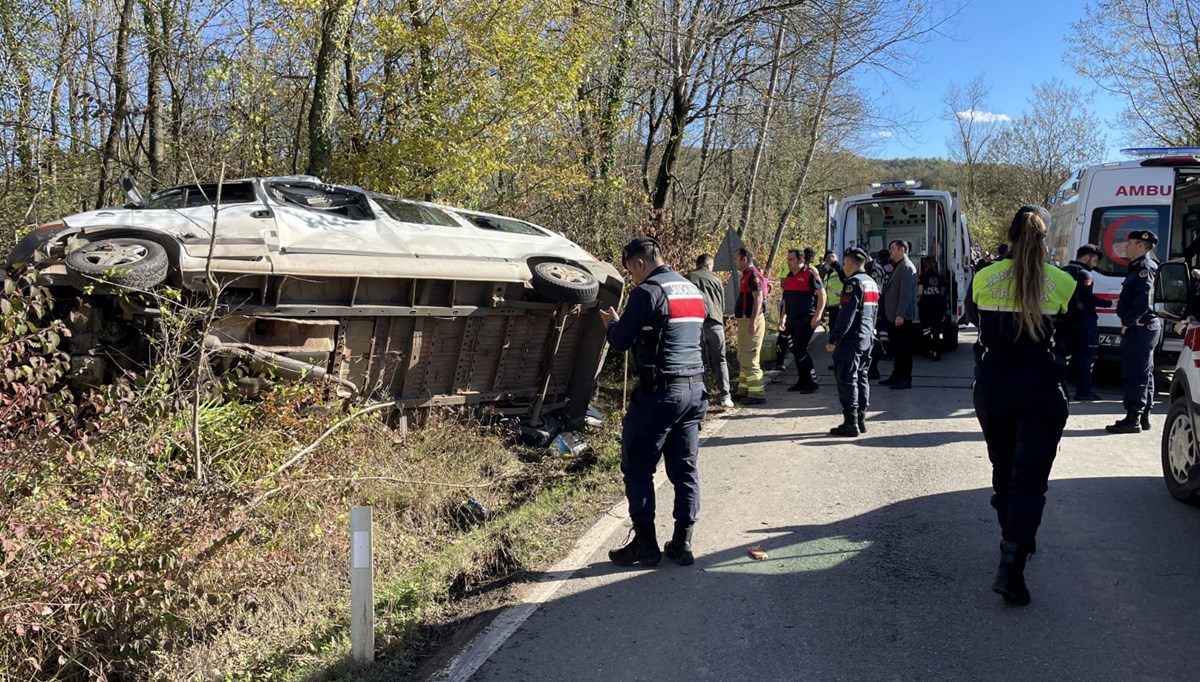 Bartın'da yolcu minibüsü devrildi: 1 ölü, 10 yaralı Bartın'da yolcu minibüsü devrildi: 1 ölü, 10 yaralı