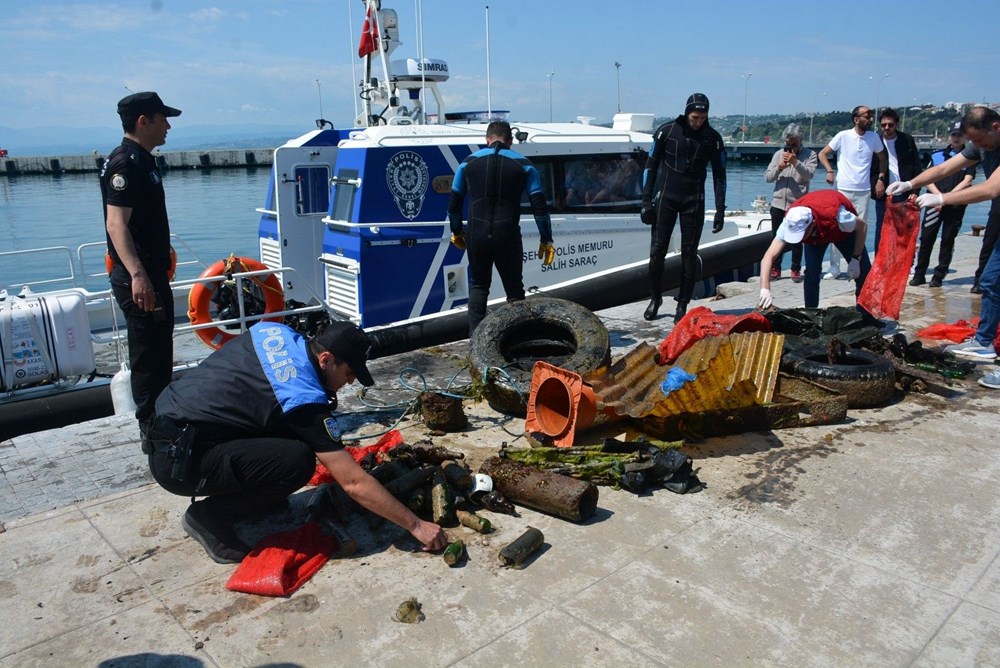 Denizin tabanından çıkarıldı: Takma diş, cam şişe, cep telefonu ve atık materyaller 75