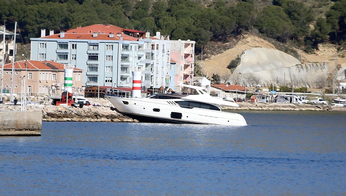 Çanakkale'de lüks yat mendireğe çarptı