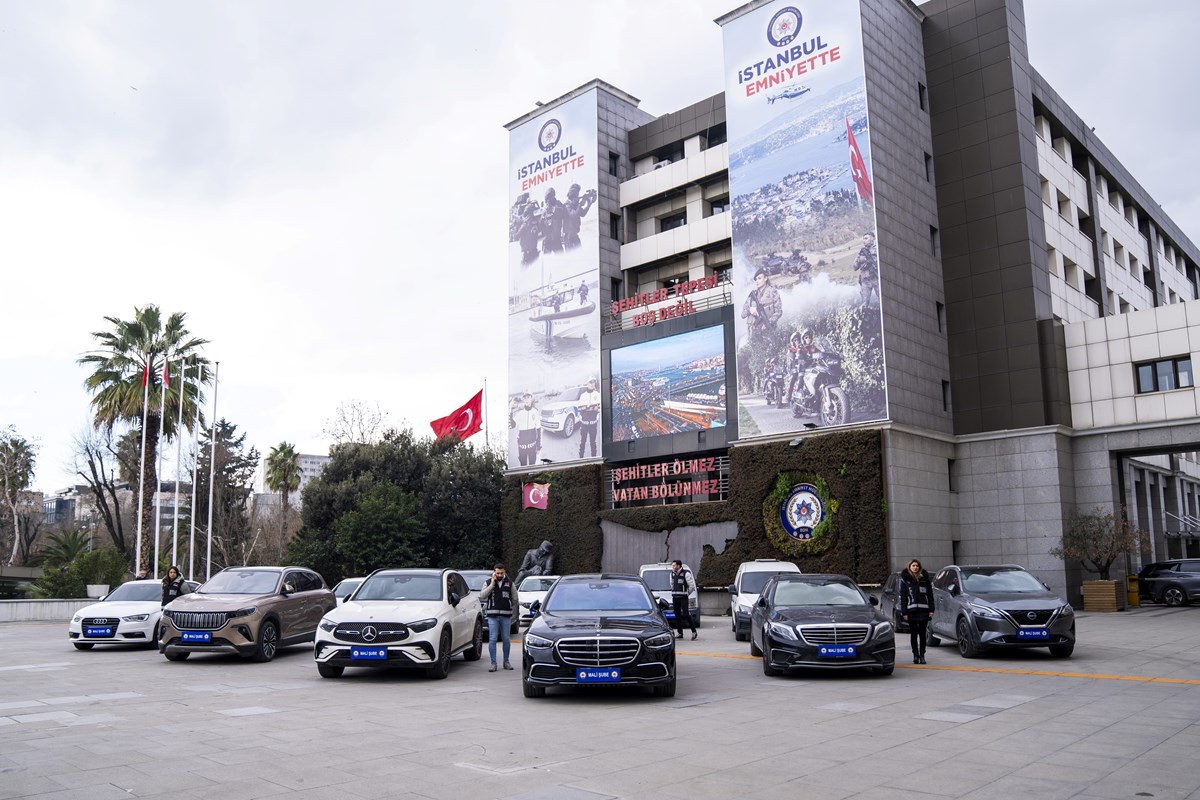 El konulan yaklaşık 125 milyon lira değerindeki araçlar, İstanbul Emniyet Müdürlüğü Vatan Yerleşkesi El konulan yaklaşık 125 milyon lira değerindeki araçlar, İstanbul Emniyet Müdürlüğü Vatan Yerleşkesi