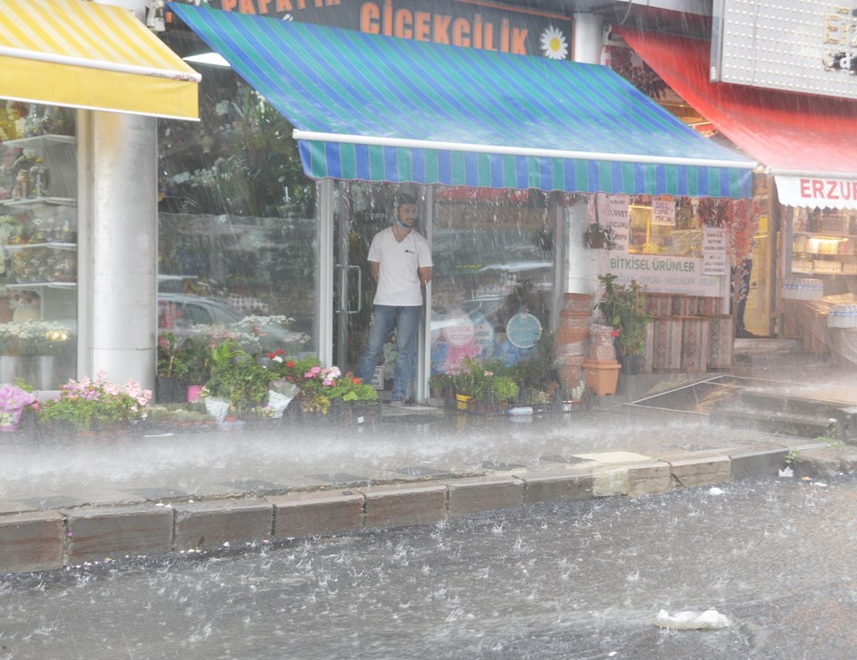 Erzurum'da sağanak: Metrekareye 15 dakikada 15 kilogram yağış - 1