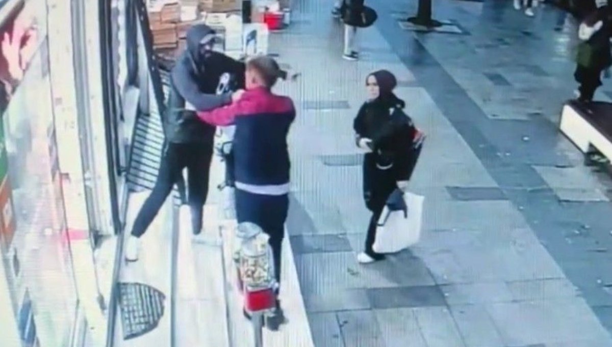 Sultangazi'de eşini taciz eden şüpheliye saldırdı: O anlar kamerada Sultangazi'de eşini taciz eden şüpheliye saldırdı: O anlar kamerada