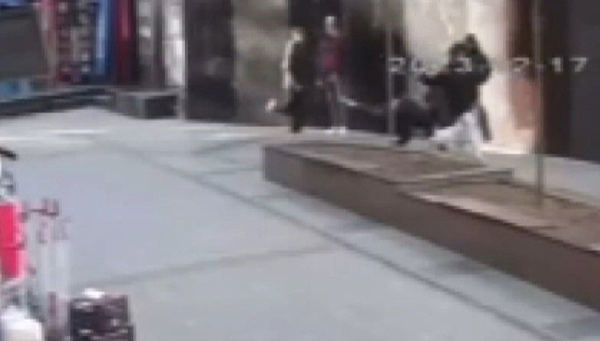 Küçükçekmece'de liselilerin silahlı kavgası: 1'i ağır 2 yaralı Küçükçekmece'de liselilerin silahlı kavgası: 1'i ağır 2 yaralı