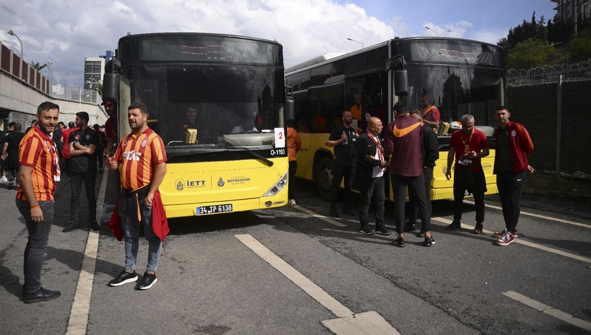Galatasaray taraftarı, Fenerbahçe deplasmanına doğru yola çıktı Galatasaray taraftarı, Fenerbahçe deplasmanına doğru yola çıktı