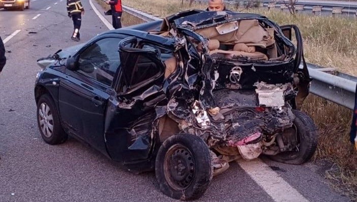 TIR'ın çarptığı otomobil hurdaya döndü: 1'i ağır 2 yaralı TIR'ın çarptığı otomobil hurdaya döndü: 1'i ağır 2 yaralı