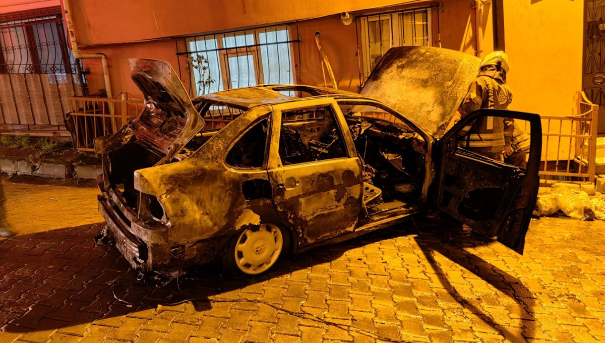 Kağıthane'de park halindeki otomobil yandı