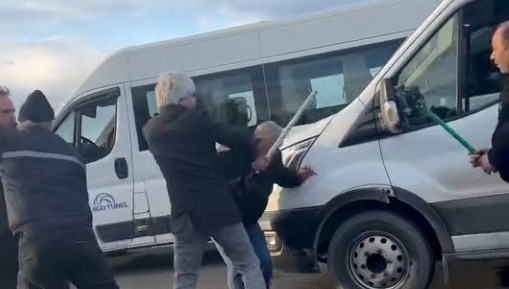 Servis şoförlerinin kavgası otoyolda trafiği durdurdu: Sopalarla birbirlerine girdiler