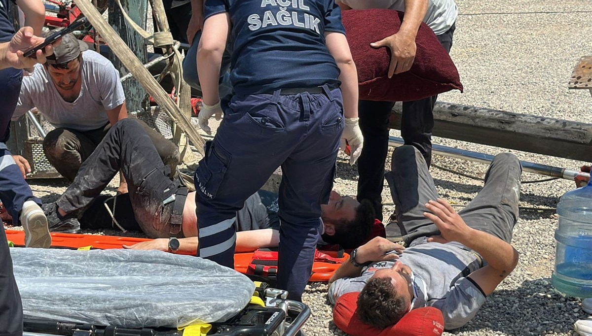 Bayrak asmak için çıktıkları vinç devrildi