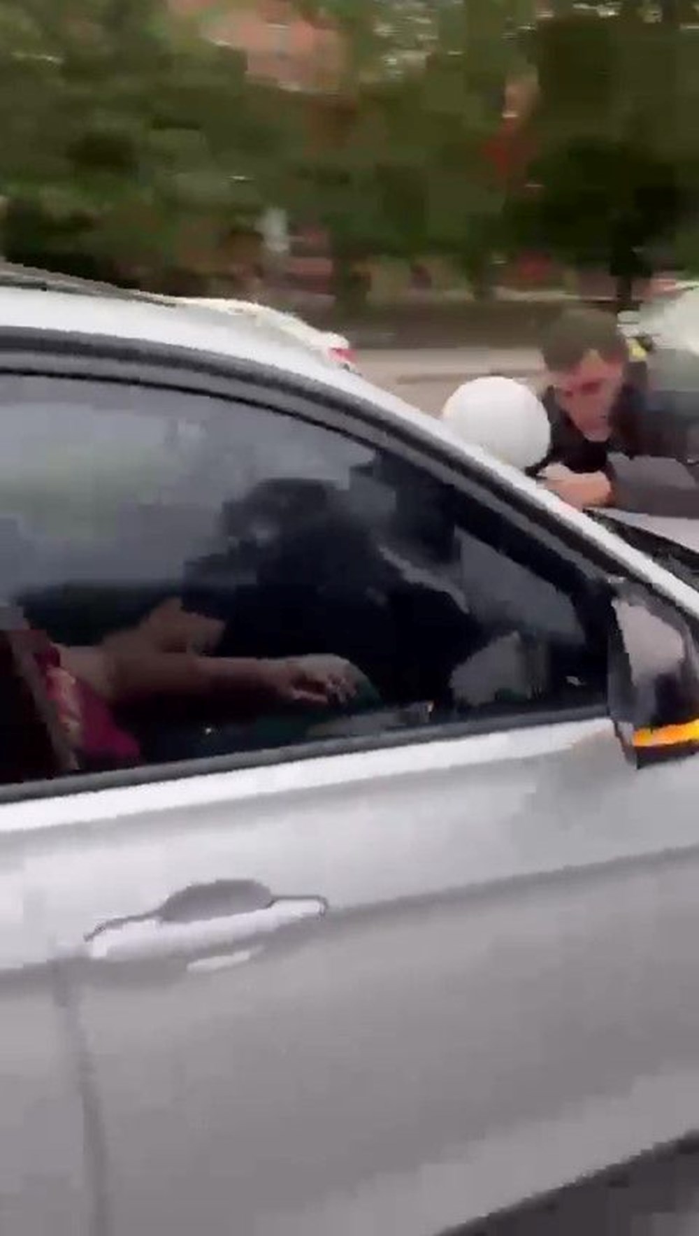 Tartıştığı motokuryeyi otomobilinin kaputunda metrelerce
sürükledi - 1
