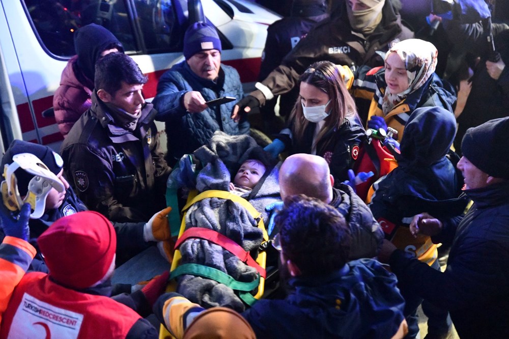 Enkaz altındakiler için zamana karşı yarış - 2