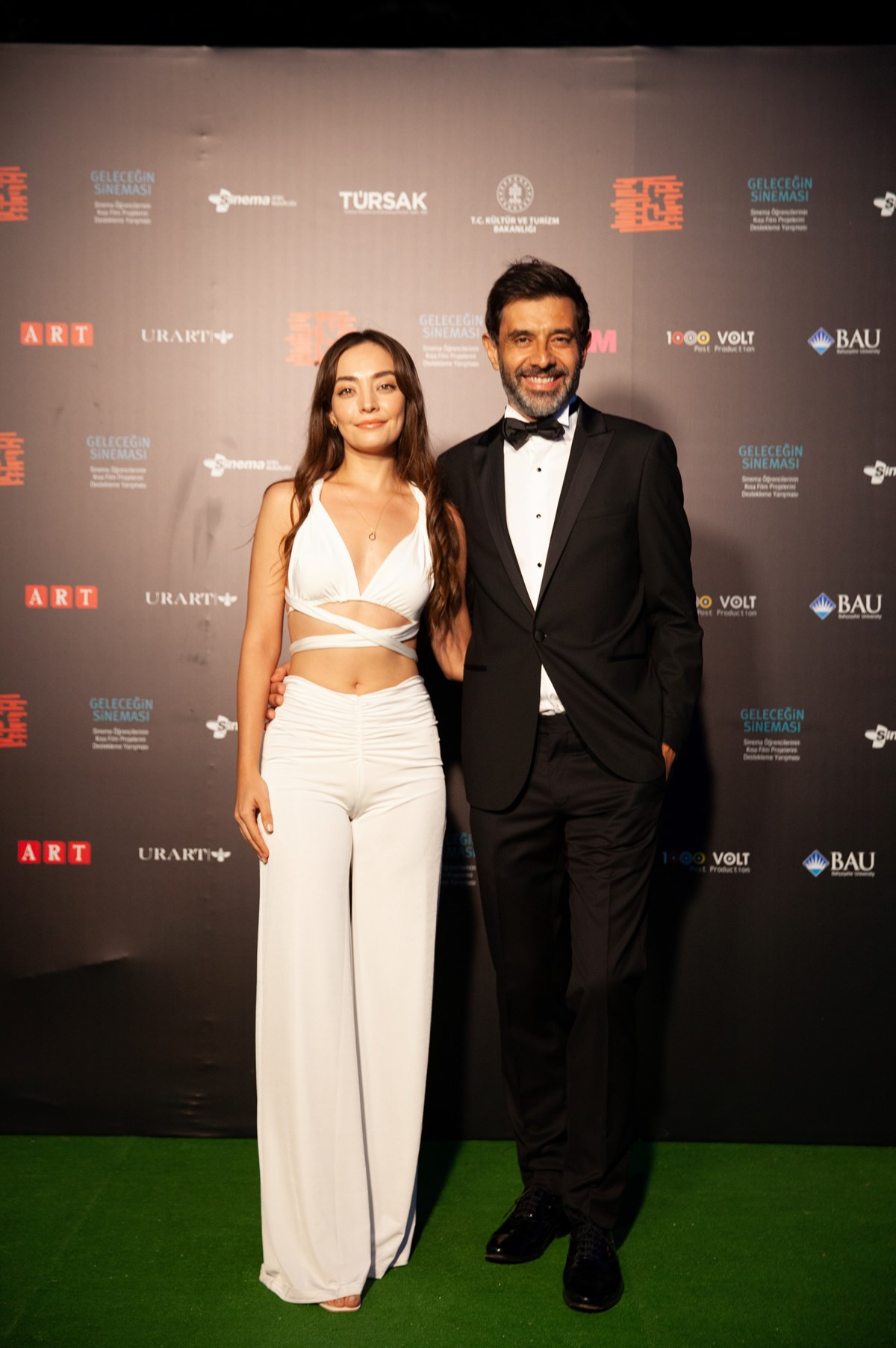 Törenin sunuculuğunu üstlenen Cansel Elçin, törene eşi Zeynep Tuğçe Bayat ile katıldı.