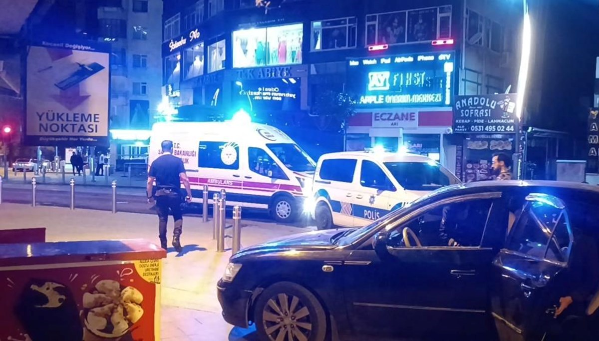 Kocaeli'de kavga: Bıçaklanan 3 kişi otomobile binip kaçtı Kocaeli'de kavga: Bıçaklanan 3 kişi otomobile binip kaçtı