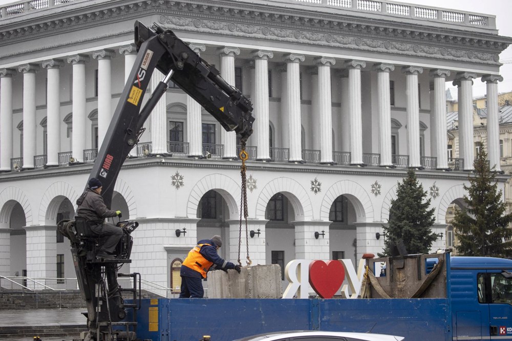 Rusya'nın saldırısı altındaki Kiev'de son durum: Tanklar barikatlarla engellenmeye çalışılıyor - 7
