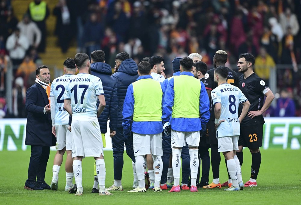 Adana Demirspor, Galatasaray maçında sahadan çekildi: Mücadele tatil edildi! - 17