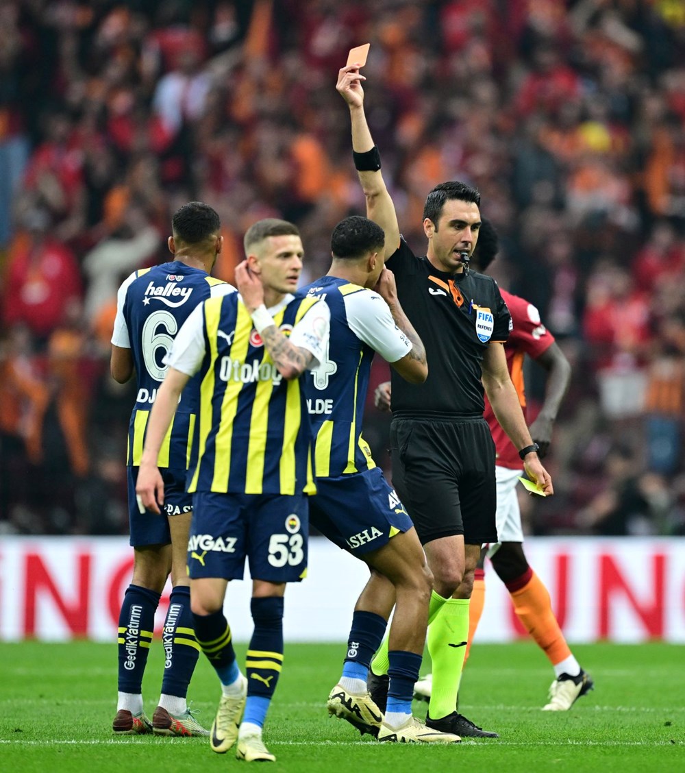 Fenerbahçe, derbide Galatasaray'ı yendi: Süper Lig'de şampiyonluk son haftaya kaldı - 25
