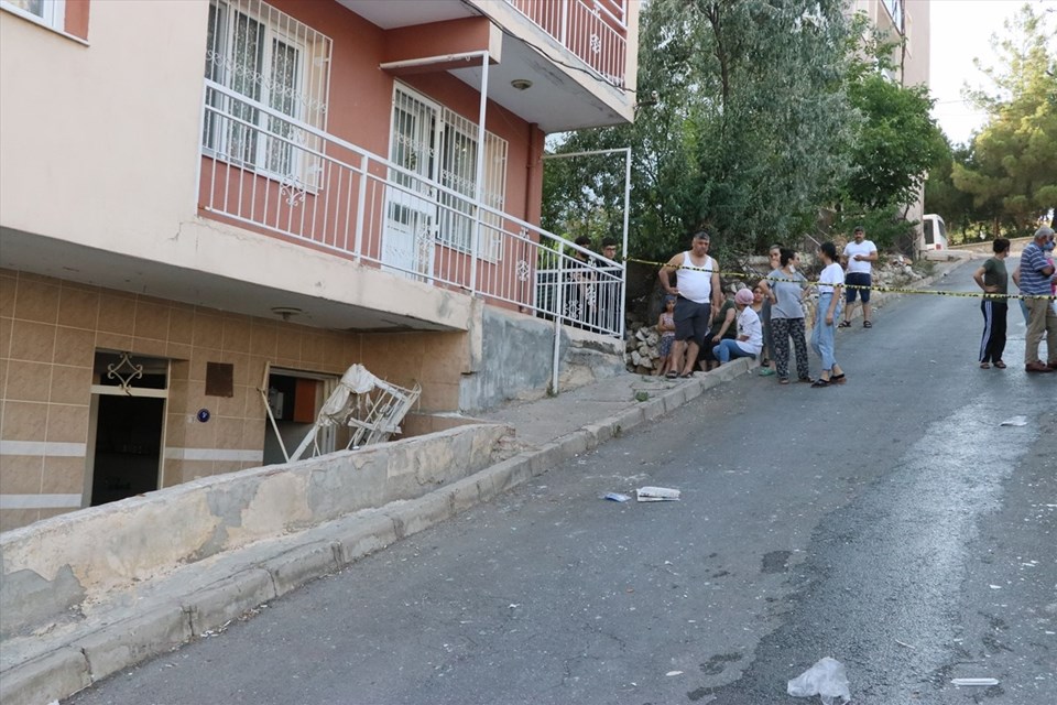 İzmir'de evde patlama: 3'ü çocuk 5 yaralı - 2