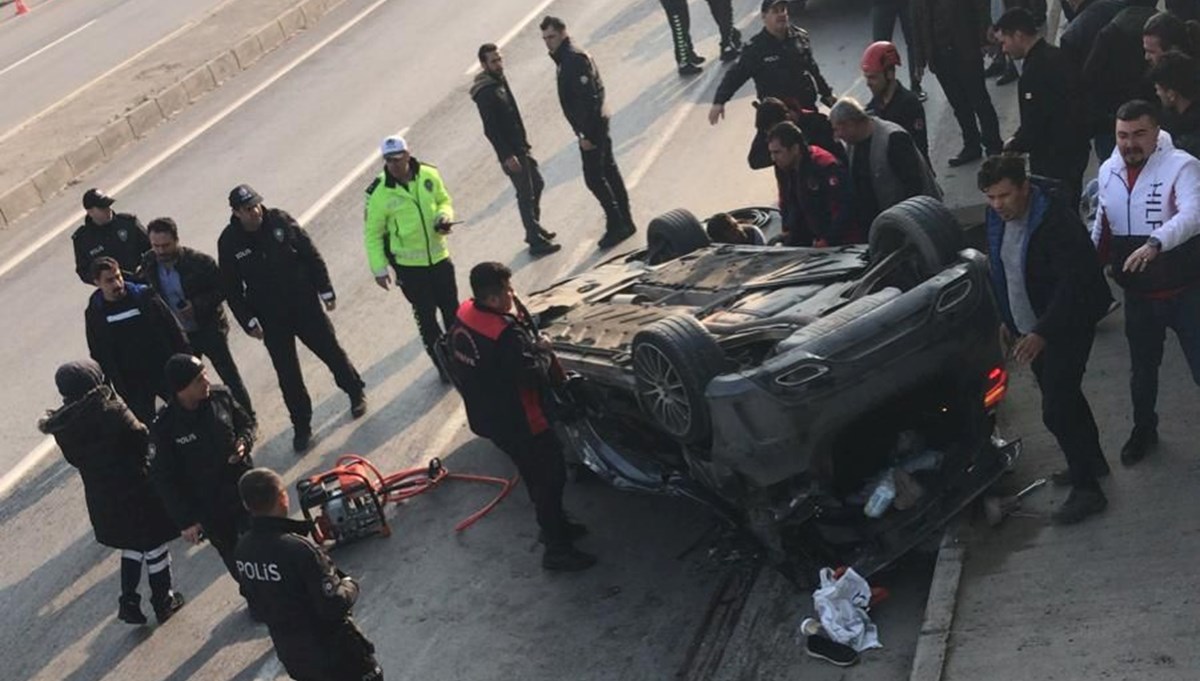 Aydınlatma direğine çarpan araçtaki sürücü yaşamını yitirdi