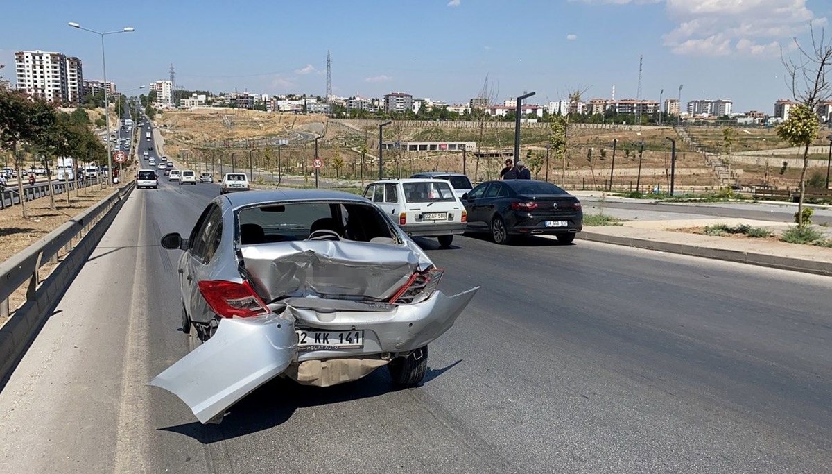 Adıyaman'da 16 araç birbirine girdi: 1'i polis 2 kişi yaralandı