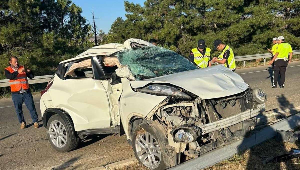 Kırşehir'de takla atan cip refüje devrildi: 2 yaralı