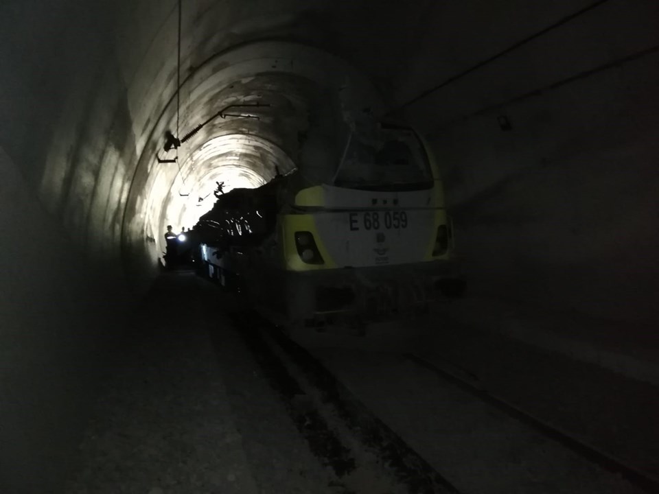 Bilecik'te kılavuz tren tünelde raydan çıktı: 2 ölü - 4