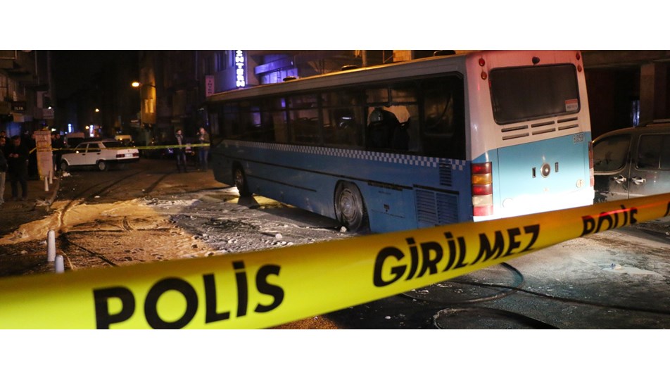 Belediye otobüsüne molotof kokteyli atıldı: 3 yaralı