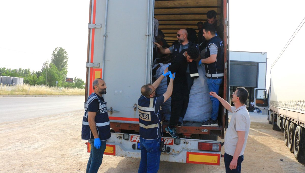 Durdurulan TIR'dan 17 kaçak göçmen çıktı Durdurulan TIR'dan 17 kaçak göçmen çıktı