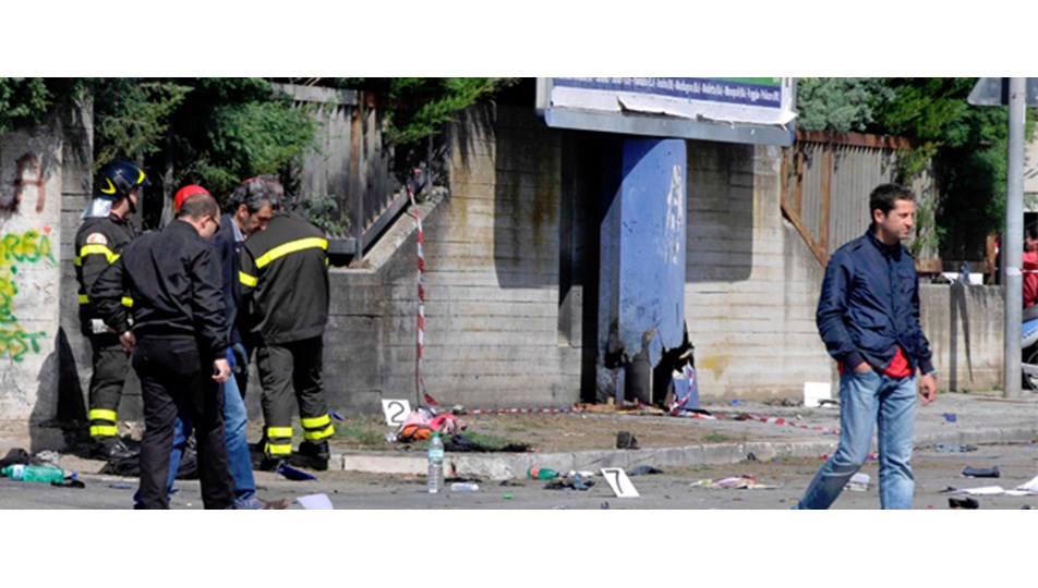İtalya'da okula bombalı saldırı