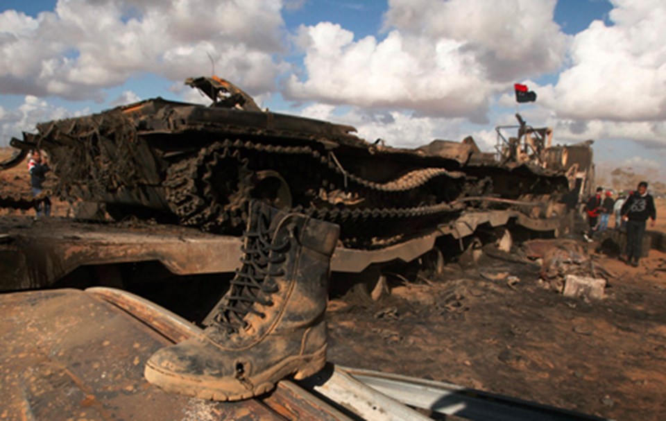 Yaşanan çarpışmalarda vurulmuş bir Libya tankı
