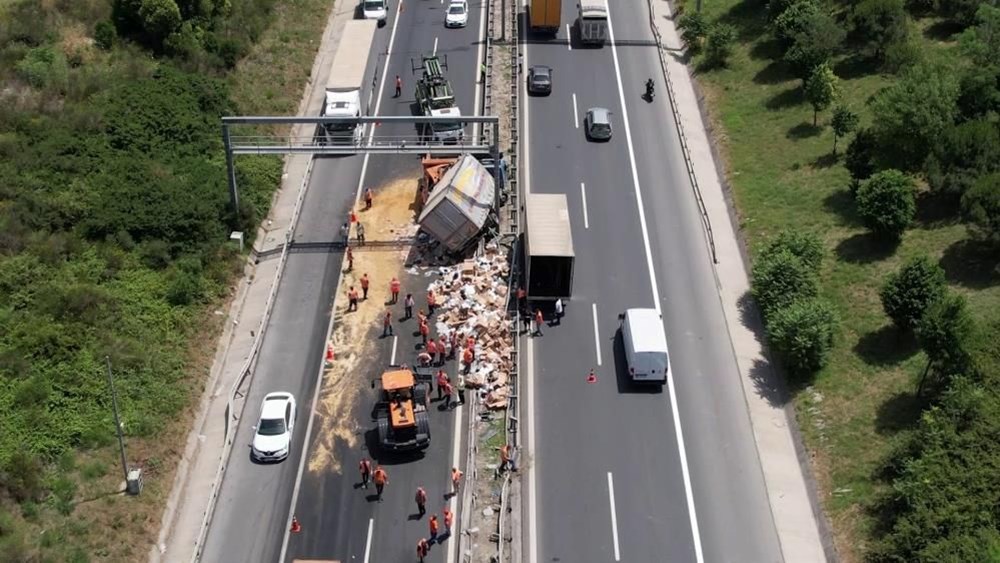 TEM’de iki kamyonun
karıştığı feci kaza: Yaralılar var, trafik durma noktasında - 3
