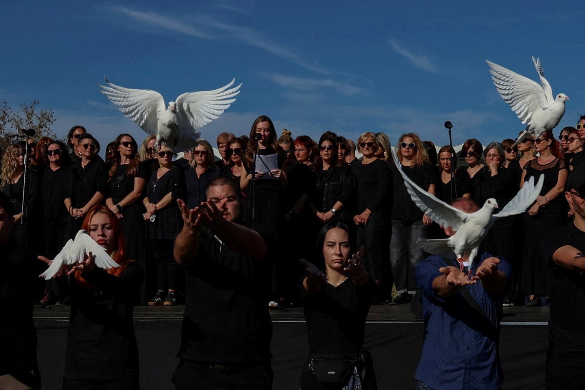 16 kişinin hayatını kaybettiği facia için beyaz güvercinler bırakıldı.