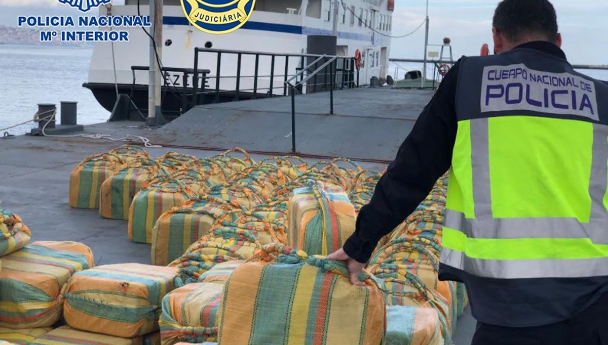 Atlas Okyanusu'nda bir yelkenlide 5 tondan fazla kokain ele geçirildi Atlas Okyanusu'nda bir yelkenlide 5 tondan fazla kokain ele geçirildi