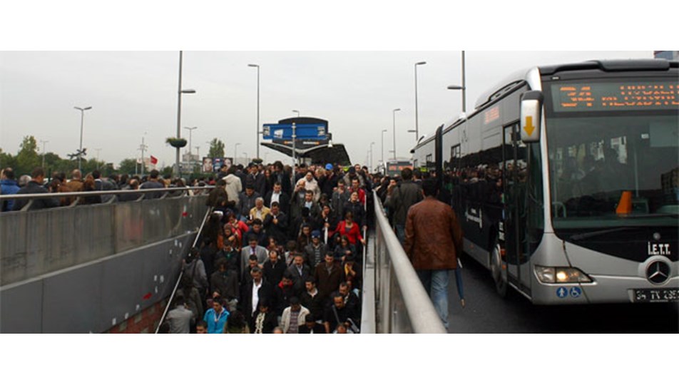 Mecidiyeköy metrobüs istasyonu yenileniyor