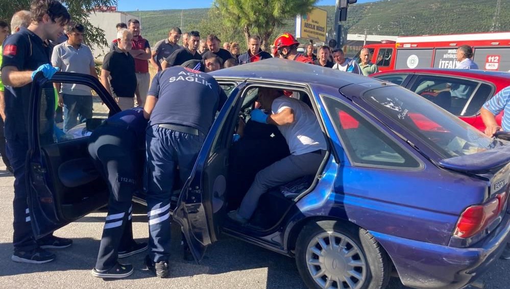 Muğla'da araçlar birbirine girdi