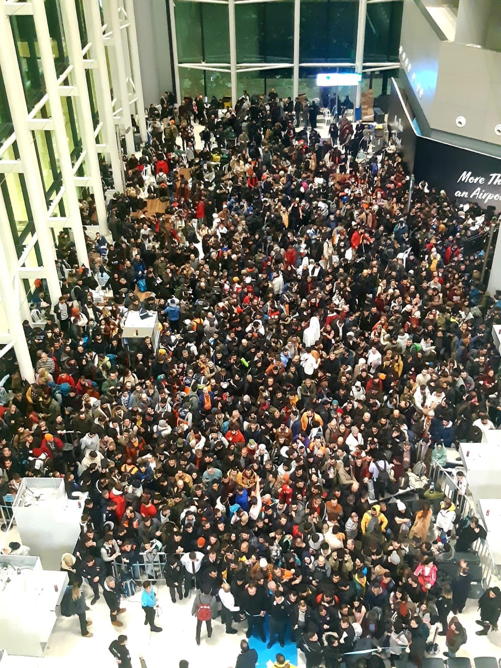 Binlerce yardım gönüllüsü İstanbul Havalimanı'na akın etti - 3