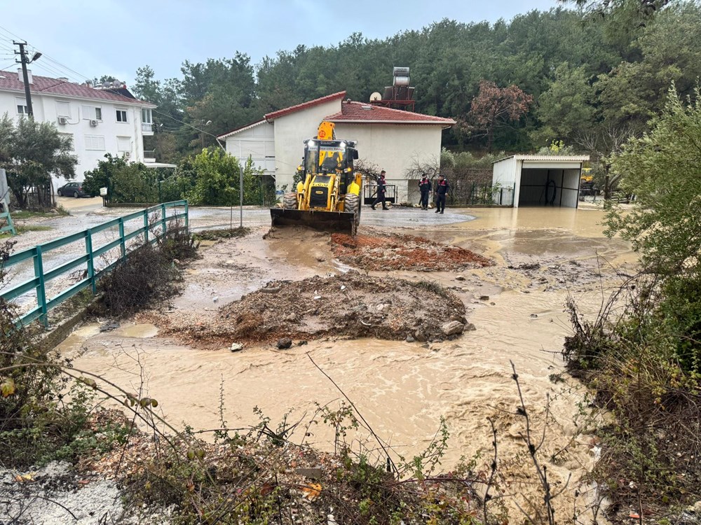 Manavgat'ta yoğun yağış etkili oldu, yollar göle döndü - 4