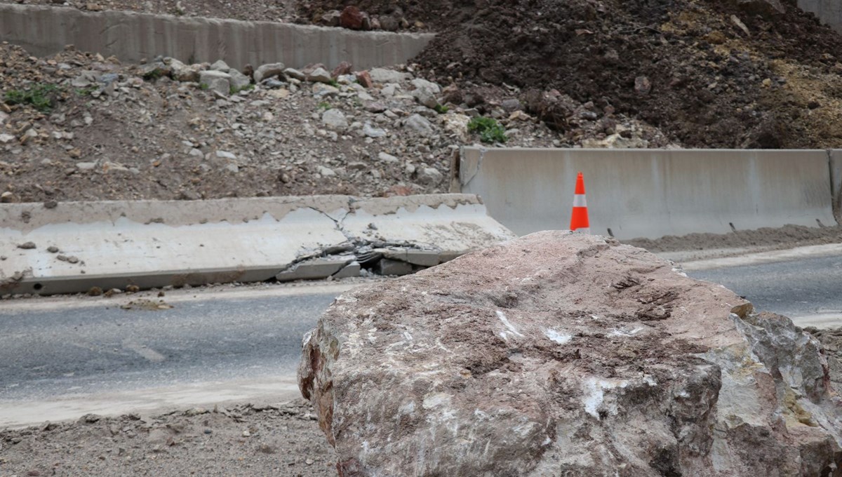 Bolu'da heyelan: Ankara yönü trafiğe kapandı Bolu'da heyelan: Ankara yönü trafiğe kapandı