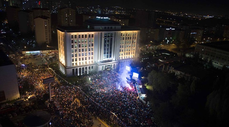 Davutoğlu balkon konuşmasında partililere seslendi - 3