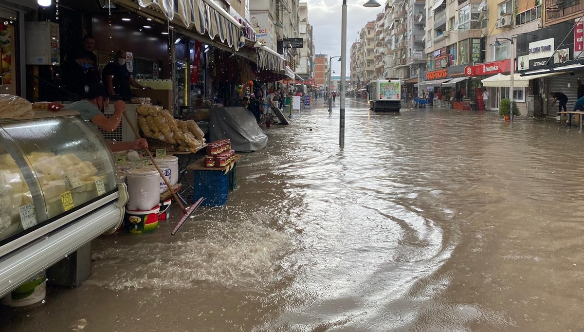 İzmir'de sağanak: Cadde ve sokaklar göle döndü