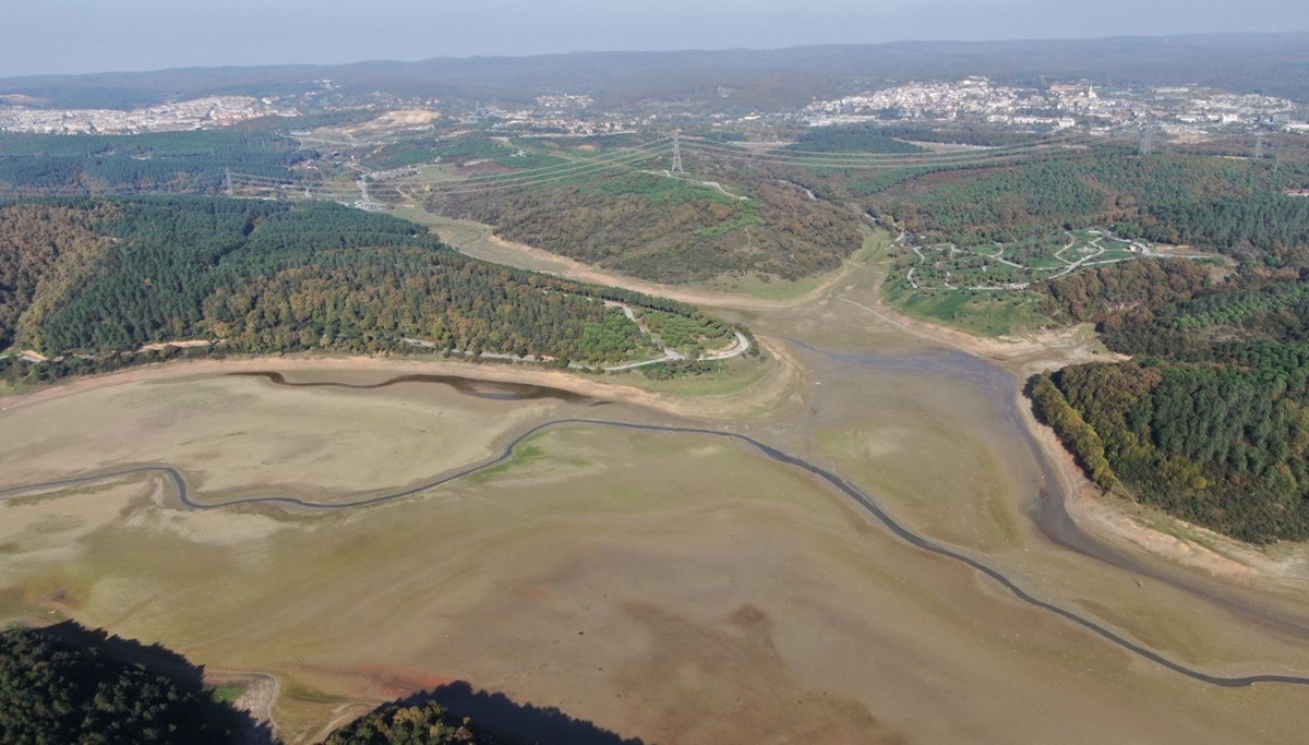 Alibeyköy barajında balıkların yüzdüğü alanda ziyaretçiler yürüyor
