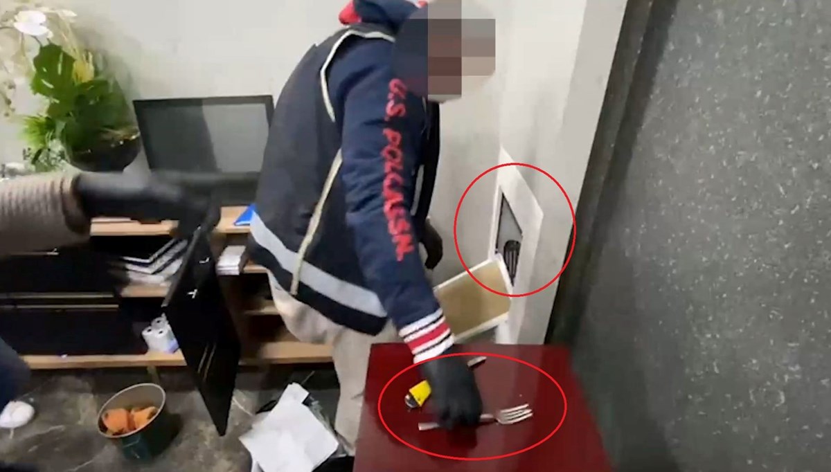 Gece kulübünde duvardaki gizli bölmeden uzun namlulu silah çıktı Gece kulübünde duvardaki gizli bölmeden uzun namlulu silah çıktı